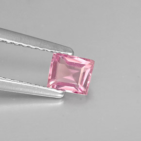 0.37カラットの天然ピンクスピネル（4.4×3.8 mm・バゲット）