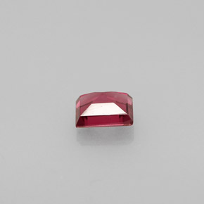 0.43カラットの天然レッドスピネル（4.6×3.7 mm・バゲット）