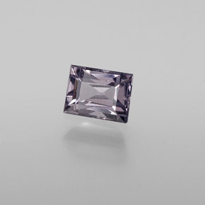0.53カラットの天然ライトバイオレットスピネル（4.8×3.6 mm・バゲット）