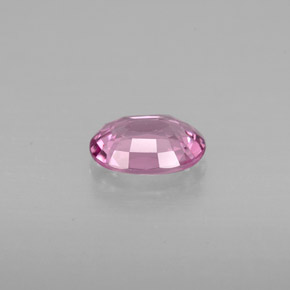 0.87カラットの天然紫がかったピンクスピネル（7.1×5.2 mm・オーバルカット）