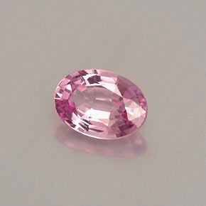 0.52カラットの天然ピンクスピネル（5.8×4.2 mm・オーバルカット）