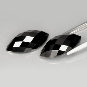 カラットの天然黒スピネル（16.3×8.2 mm・マーキス）