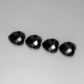 カラットの天然黒スピネル（8.1×7.8 mm・ハート型）