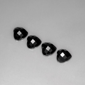 カラットの天然黒スピネル（8.1×7.9 mm・ハート型）