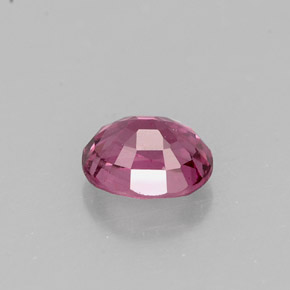 0.69カラットの天然ディープピンクスピネル（5.6×4.6 mm・オーバルカット）