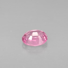 0.68カラットの天然バイオレットピンクスピネル（5.7×4.6 mm・オーバルカット）