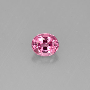 0.58カラットの天然バイオレットピンクスピネル（5.1×4.3 mm・オーバルカット）