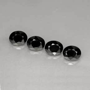 カラットの天然黒スピネル（8.8×7.1 mm・オーバルカット）
