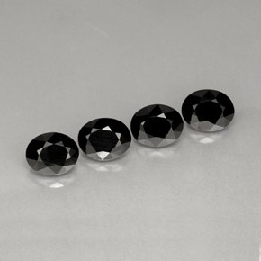 カラットの天然黒スピネル（8.8×7.1 mm・オーバルカット）