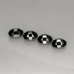 カラットの天然黒スピネル（8.8×7.1 mm・オーバルカット）