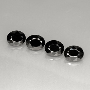 カラットの天然黒スピネル（8.9×7.2 mm・オーバルカット）