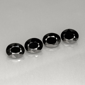 カラットの天然黒スピネル（8.9×7.2 mm・オーバルカット）