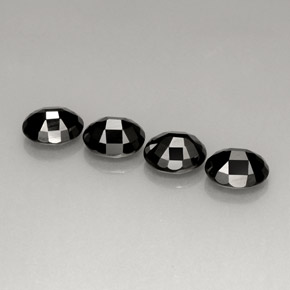 カラットの天然黒スピネル（8.9×7.2 mm・オーバルカット）
