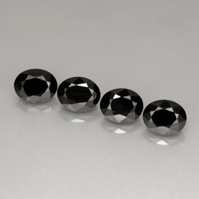 カラットの天然黒スピネル（8.9×7.2 mm・オーバルカット）