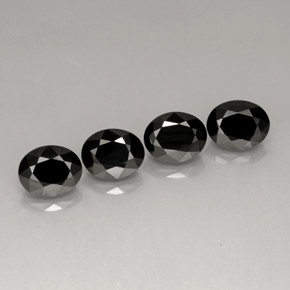 カラットの天然黒スピネル（8.9×7.2 mm・オーバルカット）