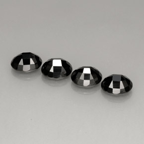 カラットの天然黒スピネル（8.9×7.2 mm・オーバルカット）