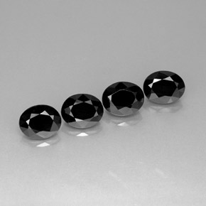 カラットの天然黒スピネル（8.9×7 mm・オーバルカット）