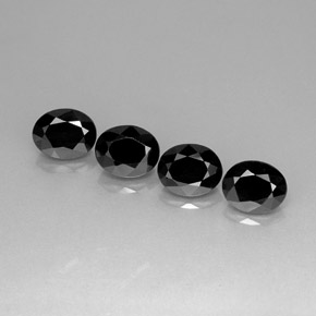カラットの天然黒スピネル（8.9×7 mm・オーバルカット）