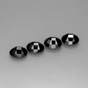 カラットの天然黒スピネル（8.9×7 mm・オーバルカット）