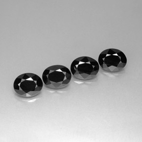 カラットの天然黒スピネル（8.9×7.1 mm・オーバルカット）