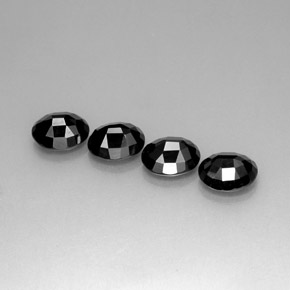 カラットの天然黒スピネル（8.9×7.1 mm・オーバルカット）