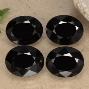 カラットの天然黒スピネル（8.8×7 mm・オーバルカット）