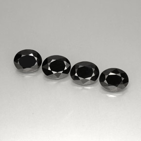 カラットの天然黒スピネル（8.9×7.2 mm・オーバルカット）