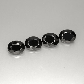 カラットの天然黒スピネル（8.9×7.2 mm・オーバルカット）