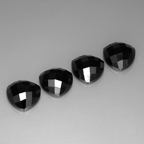 カラットの天然黒スピネル（10×9.9 mm・トリリアント）