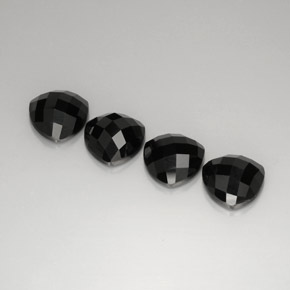 カラットの天然黒スピネル（10×9.9 mm・トリリアント）