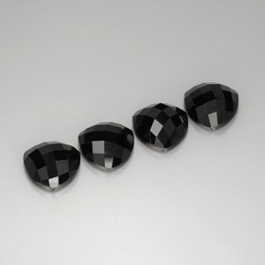 カラットの天然黒スピネル（10×9.9 mm・トリリアント）