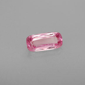 0.80カラットの天然ピンクスピネル（7.6×3.6 mm・クッションカット）