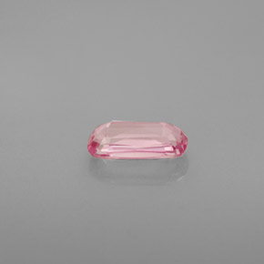 0.80カラットの天然ピンクスピネル（7.6×3.6 mm・クッションカット）