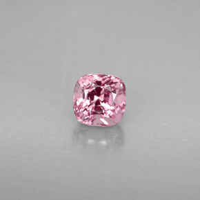 0.87カラットの天然ピンクスピネル（5.1×5.1 mm・クッションカット）