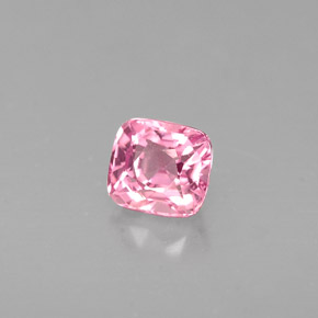 0.58カラットの天然ピンクスピネル（4.5×4.1 mm・クッションカット）