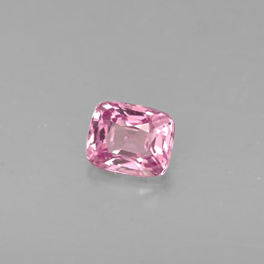 0.45カラットの天然ピンクスピネル（4.7×3.9 mm・クッションカット）