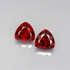 カラットの天然ディープレッドスピネル（5.1×5 mm・トリリアント）