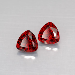 カラットの天然ディープレッドスピネル（5.1×5 mm・トリリアント）