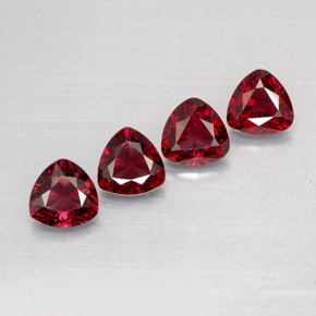 カラットの天然ディープレッドスピネル（5.1×5 mm・トリリアント）