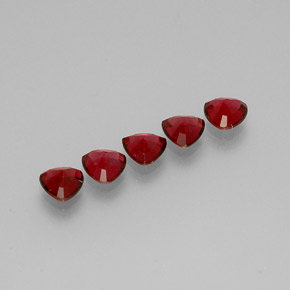 カラットの天然レッドスピネル（5.1×5.1 mm・トリリアント）