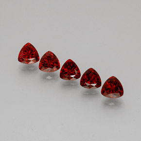 カラットの天然レッドスピネル（5.1×4.9 mm・トリリアント）