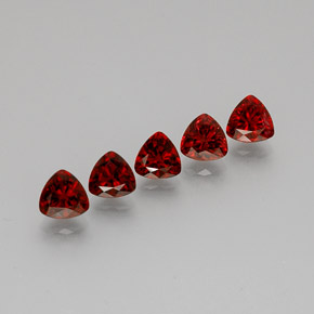 カラットの天然レッドスピネル（5.1×4.9 mm・トリリアント）