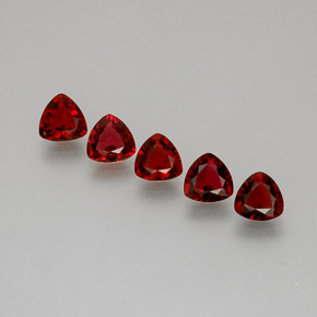 カラットの天然レッドスピネル（5×5 mm・トリリアント）