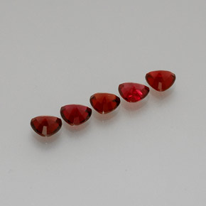 カラットの天然レッドスピネル（5×5 mm・トリリアント）