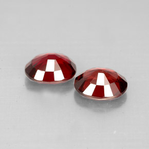 カラットの天然レッドスピネル（6.1×5.1 mm・オーバルカット）