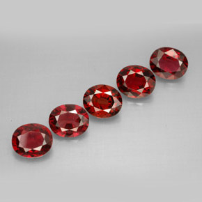 カラットの天然レッドスピネル（6.1×5.2 mm・オーバルカット）