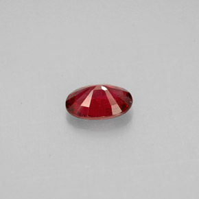 0.64カラットの天然レッドスピネル（6.6×4.6 mm・オーバルカット）