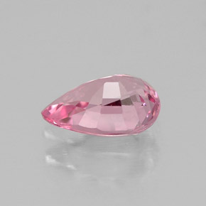 0.68カラットの天然ピンクスピネル（6.8×4.8 mm・洋梨の形）