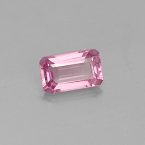 0.46カラットの天然ピンクスピネル（5.7×3.5 mm・エメラルドカット）
