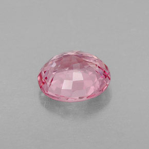 1.32カラットの天然ピンクがかった紫スピネル（7×6.6 mm・オーバルカット）
